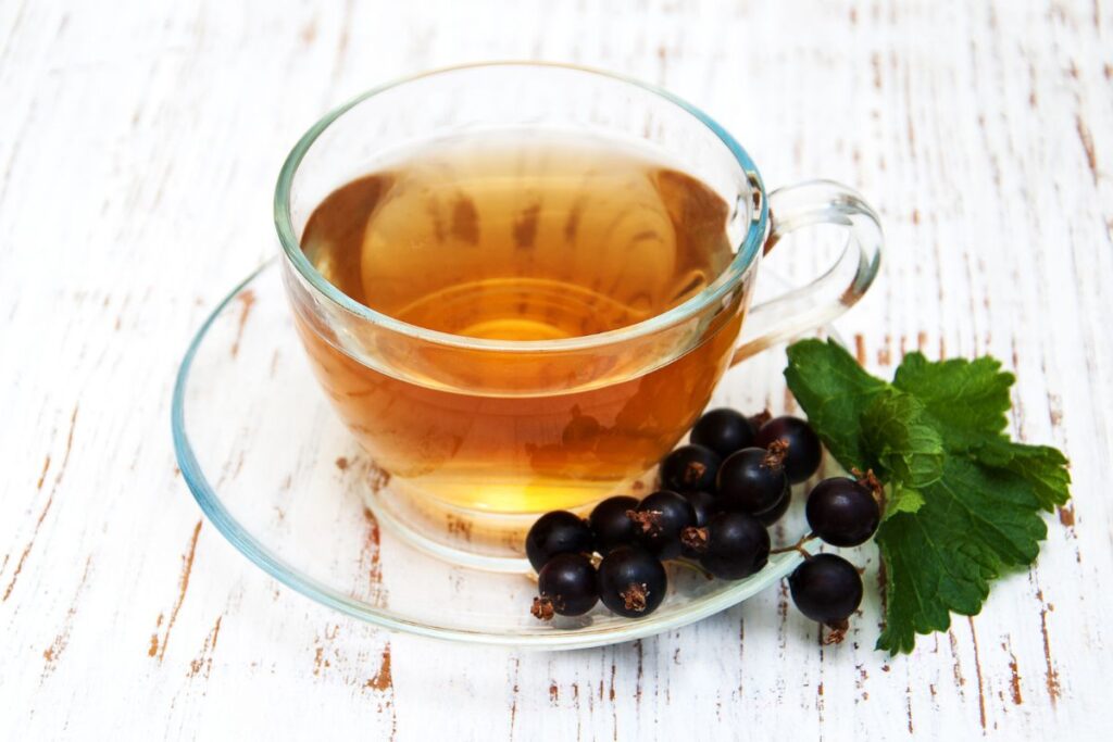 Juodųjų serbentų lapų arbata: kuo naudinga?