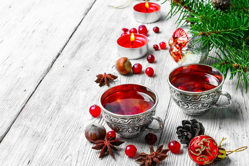 Raudonoji kalėdinė arbata su spanguolėmis ir citrusais