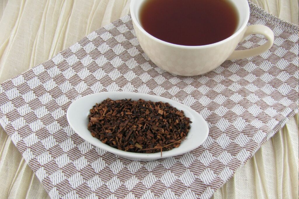 Medaus krūmo arbata – raudonosios arbatos konkurentas iš Afrikos. Kuo nustebins endeminio augalo savybės?