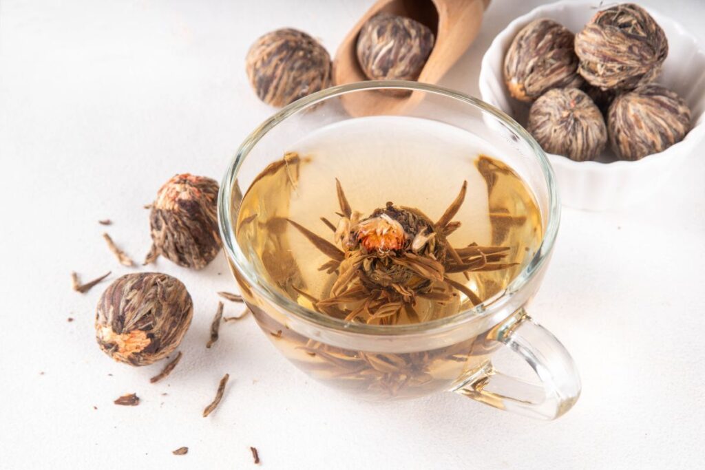 Žydinti arbata – rankų darbo estetika arbatinuke. Kokia jos istorija?