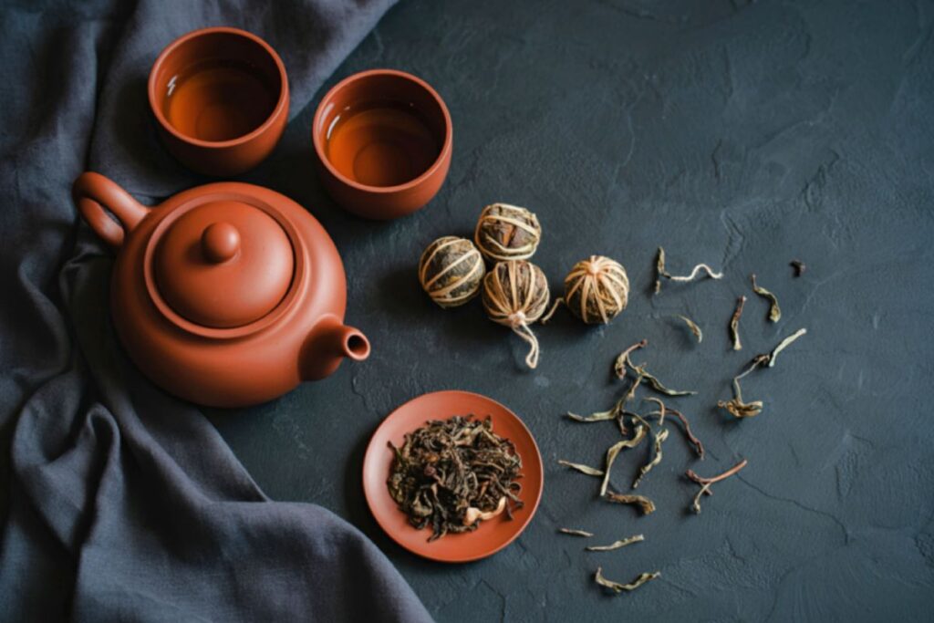 Žydinti arbata – rankų darbo estetika arbatinuke. Kokia jos istorija?