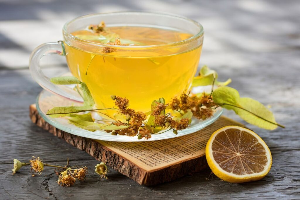 Liepų žiedų arbata miegui – lietuviška tradicija prieš miegą