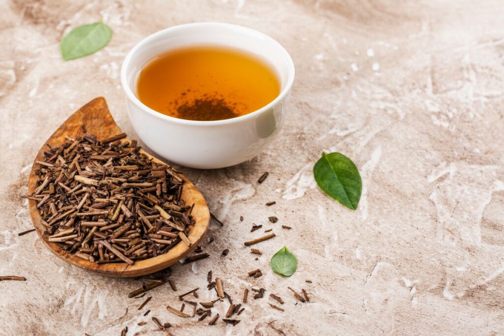 Hojicha arbata – naujoji matcha? Skrudinta japoniška arbata stebina skoniu ir mažu kofeino kiekiu