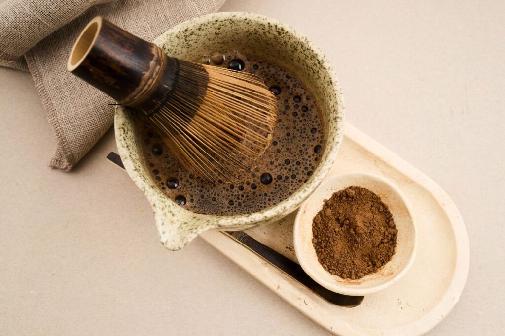 Hojicha arbata – naujoji matcha? Skrudinta japoniška arbata stebina skoniu ir mažu kofeino kiekiu
