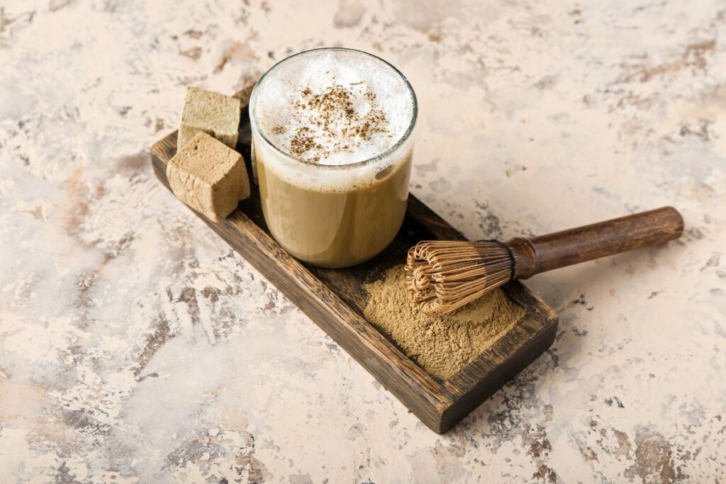 Hojicha arbata – naujoji matcha? Skrudinta japoniška arbata stebina skoniu ir mažu kofeino kiekiu